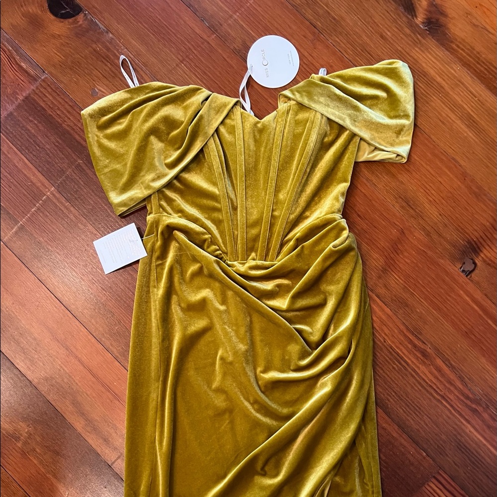 Miss Circle - Omaria Gold Velvet Off Shoulder Corset Dress